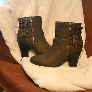 8.5 zip up brown booties